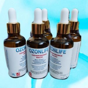 Озонированное оливковое масло «OZONLIFE» - изготовленно из 100% 
натурального оливкового масла, первого холодного отжима методом 
озонирования высококонцентрированной озоно-кислородной смесью!
Озонированное оливковое масло «OZONLIFE» моментально смягчает, 
увлажняет и питает любого типа кожу, даже самую сухую. Масло 
интенсивно питает и защищает кожу от неблагоприятных воздействий 
окружающей среды: мороз, ветер, снег. Превосходно восстанавливает 
обветренную кожу губ.
Масло озонированное бренда «OZONLIFE» является одним из самых 
эффективных средств при чувствительной и капризной кожи. Замедляет 
старение клеток, разглаживает морщины, прекрасно подходит для рук, для 
волос, для лица, для тела.
Это масло ценится за его превосходные питательные и восстанавливающие свойства.
Озонированное масло высокой концентрации озона 30 мг/л используется в косметологии, так и в 
домашних условиях:
Масло для тела и лица. Озонированное масло увлажняет и придает коже эластичность, что препятствует 
формированию морщин. Масло моментально проявляет своѐ действие при нанесении на потрескавшиеся 
губы. Кроме этого оно обладает омолаживающим эффектом. Озонированное масло интенсивно питает и 
омолаживает кожу, глубоко увлажняют и восстанавливают упругость кожи. Озониды придают маслу 
дополнительные свойства, способствующие омоложению кожи за счѐт &#34;запуска&#34; собственной 
антиоксидантной защиты.
Масло стимулирует работу волосяных фолликул и способствует быстрому росту здоровых волос, 
наносить можно как на кожу головы, так и на длину волос, бровей и ресниц. Интенсивно восстанавливает 
даже самые поврежденные волосы.
Подтягивает кожу, укрепляет еѐ и повышает тонус. Борется с растяжками и целлюлитом.
Масло обладает противовоспалительным, дезинфицирующим, антисептическим действием. Доставляет 
кислород клеткам и тканям, способствуя активному заживлению ран и регенерации кожи; очищение ран, 
обладает хорошим противогрибковым эффектом