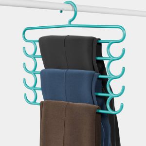 Вешалка пластиковая многоуровневая цветная для брюк, джинс, ремней и шарфовМногоуровневая пластиковая вешалка-плечики для брюк сэкономит место в вашем шкафу. Благодаря плоской форме вешалки не занимают много места. Вешалка для брюк и юбок позволяет разместить до 5 элементов одежды на одной вешалке.