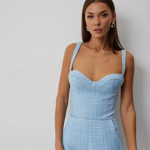 Комплект (можно приобрести отдельными позициями)
Цвет:голубой
Пиджак:  
– приталенный силуэт  
– на подкладке  
– двухбортный  
– подплечники  
– воротник-стойка, переходящий в V-образный вырез  
– рукав втачной двухшовный  
– горизонтальные прорезные карманы с клапаном  
– спинка со средним швом

Юбка-шорты:  
– на подкладке  
– потайная молния  
– полуприталенный силуэт  
– пояс на обтачке