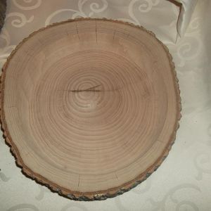 Деревянная тарелка из спила. Тарелка сделана из торцевого спила ясеня, под заказ, возможно выполнение в различных размерах. Максимальный диаметр 35 см
