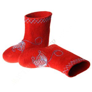 валенки с плоской вышивкой. красные валенки с синей вышивкой ручной работы