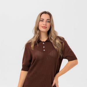 Вязаная футболка из мягкого дышащего материала. Комфортная, стильная и отлично подходит для повседневных образов.