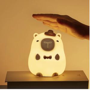 Не знаете, что закупить, чтобы продать и заработать?
Галантный джентельмен, который выслушает перед сном
LED-светильник с Мистером Капибарой станет Вам другом