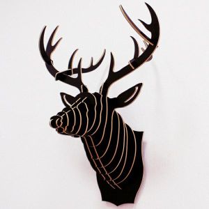 Декоративная голова оленя Black Deer. Превосходный трофей для охотников на необычные детали интерьера. К тому же, против такого украшения не будут возражать даже самые отчаянные защитники животных. Сделан из дерева, покрытого черной краской, и легко собирается из нескольких деталей.