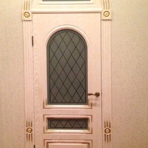 Дверь с арочной фрамугой