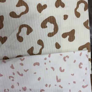 Ткань интерлог широко используется для пошива одежды, включая футболки, платья и нижнее белье. Она идеально подходит для создания стильных и удобных вещей.