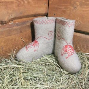 валенки с плоской вышивкой. белые валенки с вышивкой ручной работы