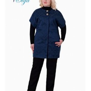 Тренч "Жасмин". Сюртук прямого силуэта, зауженный к низу. Застежка суппатная на 2 декоративные пуговицы. Декоративные рельефы в бочке, в форме угла, карманы в шве рельефа.. Длина выше колена. Выполнено из ткани-жаккард.