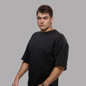 Футболки есть в наличии (из наших материалов). Так же готовы отшивать оптом от 100шт на давальческом сырье.

Оверсайз футболка из футера 3-нитки — универсальная базовая модель свободного кроя, которая подойдет всем. Мягкий и плотный трёхниточный футер обеспечивает комфорт, сохраняет форму после стирок и дарит приятные тактильные ощущения.
- One Size — подходит на любой рост и тип фигуры
- Качественный хлопковый футер — не садится и не теряет цвет
- Свободный крой — стильный oversize-силуэт
- Универсальность — сочетается с джинсами, шортами, юбками и oversize-кофтами
Идеальный выбор для повседневных образов в стиле кэжуал, минимализм и streetwear. Доступна в классических цветах (чёрный, молочный, серый).