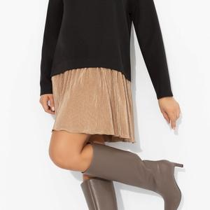 Платье чёрное с юбкой-гофре от компании Charutti. Свободный крой, игривое мини и динамичный принт на юбке визуально освежают и делают лук супер-молодым – без фильтров и ретуши. Верх из костюмной ткани держит форму и делает силуэт аккуратным, а плиссированная юбка из трикотажа «гофре» добавляет движению лёгкости. Платье легко стилизовать кедами или ботильонами, но в любом варианте оно подчёркивает вашу нежность.