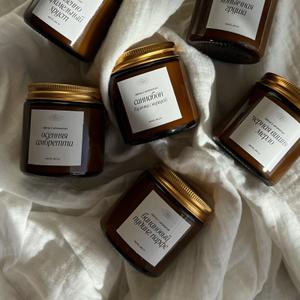 Свеча в стильной стеклянной баночке. Внутри - деревянный фитиль и премиум соевый воск