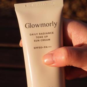 🌿 Daily Radiance Tone Up
Надёжная и деликатная защита от UVB/UVA + сияющая кожа каждый день

Daily Radiance Tone Up — это не просто солнцезащитный крем, а мультифункциональное средство, которое сочетает в себе уход, защиту и тон.

☀️ Надёжная защита от UVB/UVA
Формула эффективно блокирует вредное воздействие ультрафиолета, предотвращая фотостарение и поддерживая здоровье кожи.

🌱 Запатентованный комплекс Botaniceutical Plus-10™
Содержит 10 экстрактов целебных восточных растений, которые обладают антибактериальным и успокаивающим действием. Помогает снизить чувствительность кожи и улучшает её общее состояние.

💧 Комплекс из 8 видов гиалуроновой кислоты (Hyalocta Complex™)
Обеспечивает глубокое и длительное увлажнение, наполняя кожу влагой на всех уровнях. Гиалуроновая кислота помогает удерживать влагу в дерме, делая кожу мягкой, упругой и гладкой.

✨ Ниацинамид
Выравнивает тон кожи, придаёт ей здоровое сияние и борется с тусклостью. Отлично подходит в качестве альтернативы тональному крему — создаёт естественное покрытие с эффектом «сияющей кожи».

🧬 Derma Rejuven™ (запатентованный комплекс)
Стимулирует регенерацию клеток, улучшает микроциркуляцию и способствует выработке собственного коллагена, делая кожу более упругой и молодой.