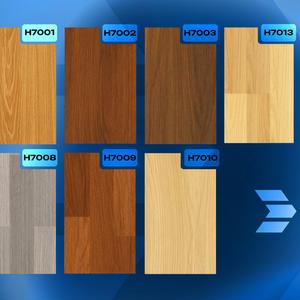• Натуральный вид: реалистичная текстура и древесный рисунок создают ощущение настоящего дерева, при этом сохраняются практичность и простота ухода ламината.
• Широкая палитра оттенков: от тёплых золотистых и карамельных тонов (H7001, H7010, H7013) до насыщенных тёмных и рыжеватых вариантов (H7002, H7003, H7009) и современного серого (H7008) — легко подобрать под любой интерьер.
• Универсальность: подойдёт и для классических, и для современных решений — в гостиной, спальне, офисе или коридоре.
• Эстетика и уют: светлые варианты зрительно увеличивают пространство и добавляют свежести, тёмные — придают респектабельность и глубину.
• Практичность: ламинат выглядит износостойко и долговечно, легко чистится и не требует сложного ухода.
• Сочетаемость: оттенки гармонируют с разной мебелью и отделкой, дают простор для дизайна и комбинаций.