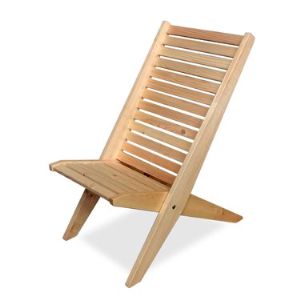 Представляем вариант складного деревянного кресло-шезлонга для дачи, которое за пару движений руками превращается в мобильную конструкцию. Экологическая чистота этой мебели позволяет вольно определять ее место: на террасе, у бассейна, внутри помещения, в саду.