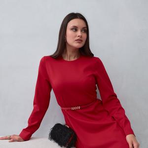 Платье женское из красной смесовой, эластичной ткани (полиэстер 59%, вискоза 37%, эластан 4%). Приталенного силуэта, свободное, слегка расклешенное к низу. Горловина круглая. Застегивается на потайную молнию. Размерный ряд (S, M, L, XL)