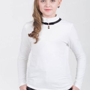 Блузка трикотажная для девочек школьного возраста декорирована бархатной лентой и металической брошкой в виде кошки. На спинке вырез с «капелькой». Застежка на  кнопки