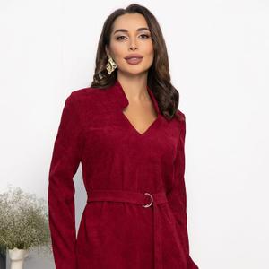 Платье из вельвета в вишневом оттенке от бренда LT Collection — это изысканный и элегантный выбор для вашего гардероба! Пояс из основной ткани на полукольцах, который идёт в комплекте, помогает подчеркнуть талию и придать образу завершённость. Это платье легко сочетается с разными образами — от делового до повседневного. Аксессуары помогут подчеркнуть изысканность платья и создать гармоничный образ.
