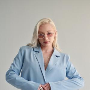 Жакет выполнен из плотной костюмной ткани, держит форму, аккуратно смотрится в карточках и подчёркивает линию плеч. Идеален для категорий “офис”, “casual”, “минимализм”. Хорошо работает в мультицвете.
Материал: костюмная ткань (плотная, без блеска)
Размеры: 40-48
Другие размеры - по запросу клиента.