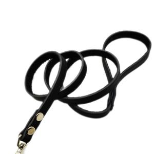 Кожаный поводок однослойный и двухслойный. 
Ширина от 8 мм до 20 мм. 
Длина 1,5 метра. 
Удлинённый поводок 2 метра.