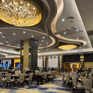 Ковровые покрытия для Казино
Состав: 80% Шерсть 20% Полиамид
Плотность: 7/10
Высота ворса:8мм
Обшая Высота:13мм
Весь ворса: 1046 гр/м2
Обший весы:2109 гр/м2
Основа: Джут
Пожарный сертификат: КМ2