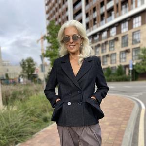 Жакет должен закрывать линю паха, так советовала гуру стиля Эвелина Хромченко. И в этом вопросе, я всегда была с ней не согласна.

А как же быть невысоким женщинам , ведь длинный пиджак, ее утяжелит.

Моими фаворитами в жакетных формах были всегда не длинные жакеты. И первый жакет, который вышел с производства под моим брендом-это укороченный жакет.

Искала итальянскую ткань, с правильным составом и плотностью. В таком шикарном составе нашлась только синяя. И я сейчас рада, что синяя.

В комплекте с яркими лонгсливами, которые представлены в капсуле бренда MAZKA,- желтым и фуксией, создается та контрастность, которая украшает любую женщину.

Что делает этот жакет особенным:

• Премиальный состав итальянской ткани: 62% шерсти, 18% вискозы, 12% полиамида и 8% полиэстера
• Комфорт в любую погоду благодаря натуральным волокнам
• Удобные накладные карманы для практичности
• Роскошный внешний вид благодаря качеству материала