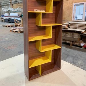 Стеллаж с желтыми полками