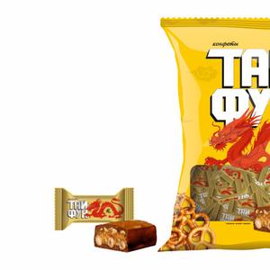 Батончик «Тайфун» - это супер-ликвидный хит продаж в категории порционных кондитерских изделий массового спроса. Продукт создан как высокорентабельная альтернатива импортным брендам и является мощным генератором многотонного оборота для дистрибьюторов и розничных сетей. Вкусовые характеристики батончика «Тайфун» — это эталонное сочетание двух классических слоев: Основа: Пышная, легкая, сбитая ванильная нуга с пористой структурой, которая буквально тает во рту. Топпинг: Плотный слой густой, тягучей карамели, сваренной на основе натурального молока. Карамель сохраняет свою мягкость на протяжении всего срока хранения. Финишное покрытие: Батончик щедро покрыт слоем премиальной шоколадной глазури, которая скрепляет вкусовой ансамбль и придает продукту презентабельный глянцевый вид.