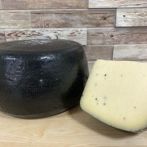 Сыр &#34;Монтазио&#34; с черным трюфелем.  Подойдёт как для сырной тарелки так и для приготовления различных блюд.
Цена: 1893 р/кг