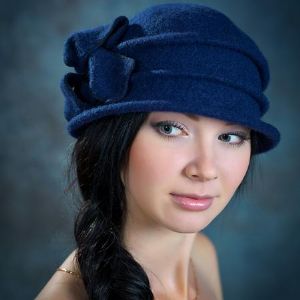 Женская шапочка 100 новинки. 

-Удобная в эксплуатации (нет клея, можно стирать, водо-и снего отталкивающий материал сохраняет тепло).

-Шапочки легкие и удобные, сочетаются и с куртками, и шубами, можно носить даже под капюшон.