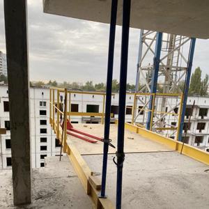 Выносные площадки различных моделей: К 1.3 (грузоподъемность 2500 кг), К 1.4 (3000 кг), К 1.7 — для узких проёмов. Площадки поднимаются краном, фиксируются распорками и используются для подачи стройматериалов на перекрытие. К 1.3 выпускается более 20 лет, К 1.4 с 2020 года серийно производится без необходимости в пандусе. Гарантируем качество — каждая площадка имеет паспорт и сертификат.