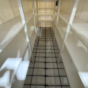 Забудьте о сырости, плесени и грунтовых водах в вашем погребе. Пластиковый погреб PipeWell — это современная и абсолютно герметичная альтернатива устаревшим бетонным и кирпичным конструкциям. Готовый модуль из высокопрочного пищевого полиэтилена, который просто устанавливается в котлован и служит десятилетиями без ремонта и обслуживания.




Идеальное решение для:
*   Длительного хранения овощей (картофель, морковь, свекла) и фруктов.
*   Сохранности домашней консервации, варений и солений.
*   Организации винного погреба или кладовой для продуктов.
*   Защиты запасов от мышей, крыс и насекомых.




Главные преимущества погреба PipeWell:




✅ Абсолютная герметичность: Пищевой полипропилен абсолютно безопасен в отличие от других вариантов, когда материал вторичный и пытаются усилить металлом. Никаких протечек, даже при высоком уровне грунтовых вод.
✅ Экологичность и безопасность: Изготовлен из первичного сертифицированного пищевого ПНД. Не выделяет вредных веществ, безопасен для продуктов и человека.
✅ Прочность и долговечность: Не гниёт, не ржавеет, не подвержен коррозии. Не боится перепадов температур и давления грунта. Расчетный срок службы — более 50 лет.
✅ Полная готовность: Погреб поставляется в сборе со всем необходимым: герметичным люком, усиленной горловиной, готовой системой вентиляции и полками (в стандартной комплектации или опционально).
✅ Простой и быстрый монтаж: Установка занимает 1-2 дня. Не требует гидроизоляции, заливки бетона или сложных строительных работ.
✅ Гигиеничность: Гладкие стенки не впитывают запахи и легко моются при необходимости.