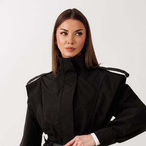 Ветровка:
приталенного силуэта,
воротник стойка
плечевые швы с патами на петлях-пуговицах,                                
выполнена из плащевой ткани,
застёжка петли пуговицы,                            
съемный ремень в комплекте
Состав: 52%хлопок,58% полиэстер           
Размерный ряд 42-58