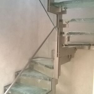 стеклянная лестница производство и монтаж