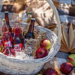 Панкрат — это известный производитель натуральных напитков, специализирующийся на создании традиционных и авторских медовух. Их продукция отличается высоким качеством, использованием натуральных ингредиентов и вниманием к деталям в процессе производства.