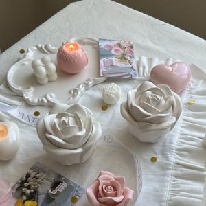 Свеча «Роза» в гипсовом подсвечнике