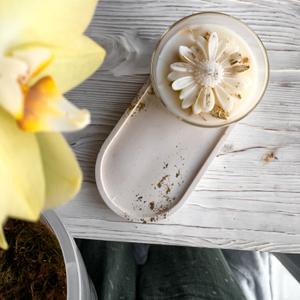 Ароматическая свеча и гипсовый поднос