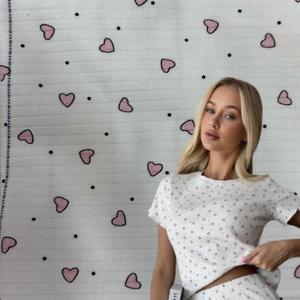 Ткань интерлог широко используется для пошива одежды, включая футболки, платья и нижнее белье. Она идеально подходит для создания стильных и удобных вещей.