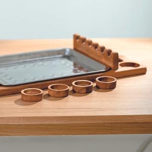 "Мы сделали его по-настоящему качественным и продуманным до мелочей:

Массив дуба 18 мм: Это не шпон и не фанера. Это толстая древесина, которая гарантирует прочность, устойчивость и солидный вес.  
Натуральное масло в покрытии: Масло подчёркивает красоту текстуры дуба, защищает дерево от влаги и запахов

Элегантный и функциональный комплект: Вместе с подносом вы получаете готовое решение для сервировки 

4 дубовые соусницы: Создают стилистическую гармонию. В них удобно подавать аджику, соусы, зелень или специи"