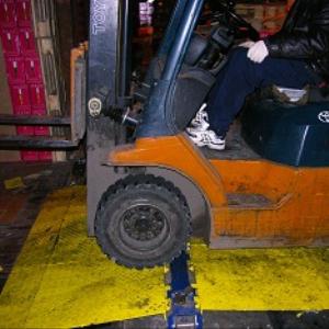 Передвижной перегрузочный мост для транспортных средств