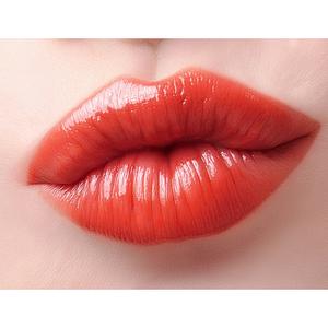 Кремовая помада для губ с золотом алая роза OFC519 3,2 гр
помада, сочетающая роскошный макияж и полноценный уход. 24-каратное золото в составе обеспечивает регенерацию и омоложение губ, дарит гладкость и комфорт.




эффект:
гладкие, упругие и ухоженные губы.
подчёркнутые контуры без морщин.
матовый финиш с бархатным ощущением.




текстура:
нежная, кремовая, легко распределяется и не сушит губы.




содержит 24-каратное золото.
уникальный дизайн в форме золотого микрофона с 26-гранной огранкой.
магнитный футляр не подведёт — помада надёжно закрыта и защищена от случайного открытия в косметичке.
лауреат премии njpec за креативную упаковку.
для тех, кто ценит стиль, комфорт и эффект ухода в одном продукте.