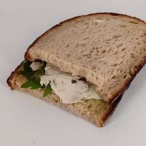 Сэндвич с курицей и жареными томатами,175г_B2B 
Мука пшеничная хлебопекарная 2 сорт, мука пшеничная хлебопекарная 1 сорт, мясо куриное филе грудки, вода питьевая, помидоры, сыр моцарелла (молоко нормализованное пастеризованное, соль (содержит антислеживающий агент-ферроцианид калия), уплотнитель-хлорид кальция, бактериальная закваска термофильных и мезофильных микроорганизмов, молокосвертывающий фермент микробного происхождения), майонез (масло подсолнечное рафинированное дезодорированное, вода питьевая, сахар, яичный желток, соль, горчичный порошок, регулятор кислотности кислота уксусная), мука пшеничная хлебопекарная высший сорт, салат руккола, масло растительное подсолнечное рафинированное дезодорированное, кефир 3,2% (молоко цельное, молоко обезжиренное, закваска на кефирных грибках), соль, масло растительное оливковое, зелень петрушка, концентрат лимона (конц. лимонный сок, вода, регулятор кислотности лимонная к-та, консервант бензоат натрия, натуральный ароматизатор), зелень мята, семена подсолнечника, зелень базилик, чеснок, уксус яблочный.