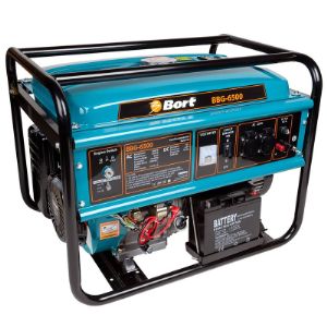 Bort BBG-3500 - бензиновая электростанция для использования в качестве основного или резервного источника питания для дачи или загородного дома. Такие установки также можно использовать на стройплощадке или в местах выездной торговли. Данная модель имеет ряд отличительных особенностей: надежность и долговечность, низкий уровень шума, высокая продолжительность непрерывной работы и эргономичный дизайн. Генератор имеет мощностью 2,8 кВт и бензобак в 15 литров. Несколько функций предотвращают повреждение прибора и подключенных устройств: при низком уровне масла генератор автоматически выключается; установлена защита от перегрузки, предотвращая возможные замыкания; имеется датчик уровня топлива, чтобы можно было определить, как долго еще может работать электростанция. Генератор Bort BBG-3500 смонтирован на надежной раме .