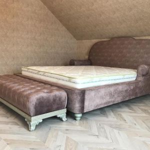 Кровать и банкетка по эскизам заказчика - дизайнерская модель! Кровать оснащена ортопедическим основанием и мягким изголовьем. Ножки массив-бук. Банкетка выполнена в каретной стяжке. Красота!