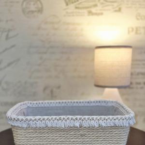 Корзина из джута универсальная, внутренняя ткань- полулен. Подходит для выпечки, сладостей, а также косметики, аксессуаров, канцелярии, мелочей и др. Цвет белый.