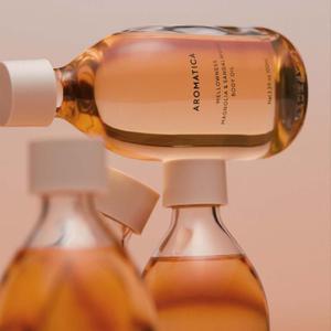 Aromatica — это южнокорейский бренд натуральной косметики, специализирующийся на ароматерапии и устойчивом уходе за кожей и волосами. Бренд сочетает восточные традиции с западной фитотерапией, используя эко-сертифицированные эфирные масла, растительные экстракты и веганские формулы.

Aromatica особенно известна своим вниманием к экологии: все продукты выпускаются в перерабатываемой упаковке, бренд активно поддерживает принципы Zero Waste и Cruelty-Free. Ассортимент охватывает не только уход за лицом, но и телом, волосами и домашним пространством.

Философия Aromatica — &#34;Clean Beauty powered by plants&#34; — это уход, который заботится о коже и планете одновременно.