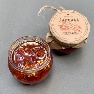 Варенье с перцем чили

Самый большой его плюс эффективная борьба с любой инфекцией. Для осени, дождливой и пасм- урной, это особенно важно. Перец чили способен буквально выжечь из организма всю заразу. Имен- но поэтому его применяют при ангине, отравлениях и других заболеваниях.Другой плюс перца чили, его способность улучшать кровообращение. Хорош он и в защите крови от образования в ней тромбов, и в нормализации артериального давления.
