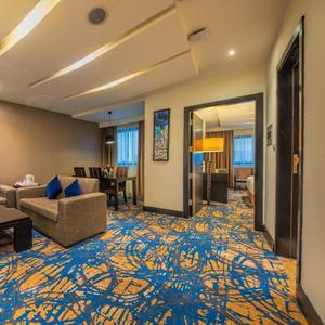 Ковровые покрытия для гостиничный номера
Состав: 80% Шерсть 20% Полиамид
Плотность: 7/7
Высота ворса:8мм
Общая Высота:11мм
Весь ворса: 843 гр/м2
Обшей весы:1112 гр/м2
Основа: Джут
Пожарный сертификат: КМ2