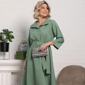 Платье длинное зелёное с поясом от компании LT Collection. Модель свободного силуэта, выполнена из костюмного полотна. Воротник-стойка. Цельнокроеные рукава длиной 3/4 на манжетах с разрезами. Без карманов, застёжки и подклада. Низ асимметричный. Линия талии собрана на резинку. Комфортная модель для торжественного мероприятия.