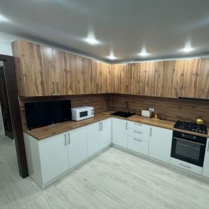 Кухня по индивидуальным размерам. ЛДСП, МДФ может быть в краске и пленке. Фурнитура и декоры на выбор.