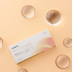 Lapiena RH-X Collagen — это инновационный бустер на основе рекомбинантного человеческого коллагена типов I и III, обладающий высокой биосовместимостью и безопасностью. В состав также входят:

Гиалуроновая кислота — глубокое увлажнение и укрепление барьера кожи,

Янтарная кислота — активация фибробластов и стимуляция выработки коллагена,

Ниацинамид (B3) — осветление и выравнивание тона,

Глутатион — мощный антиоксидант, уменьшающий пигментацию,

Экзосомы — ускоряют регенерацию и заживление кожи.

👉 По концепции и действию продукт во многом схож с Karisma, предлагая комплексное восстановление, увлажнение и омоложение кожи, но при этом основан на более безопасной технологии рекомбинантного коллагена нового поколения.